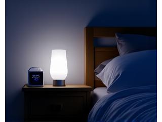 잠자리에 드는 사람이 음성 명령으로 집 안의 모든 전등을 끄는 모습